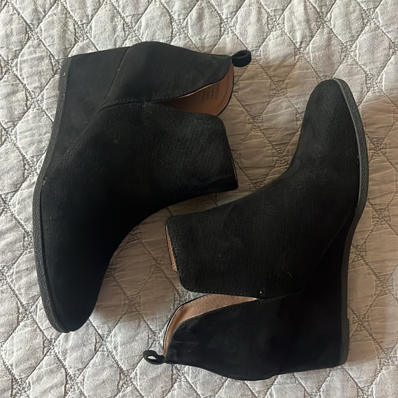 Journey Collection Black suede ankle boots size 8 1/2, Wide - Picture 2 of 6